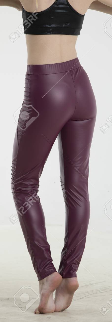 mujer con pantalones apretados