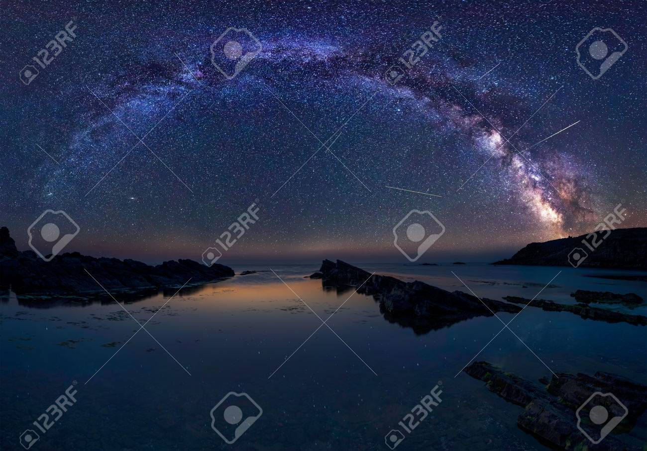 天の川と ペルセウス座流星群 天の川銀河とブルガリア黒海の海抜ペルセウス座流星群の流れの中 夜の風景を長時間露光します の写真素材 画像素材 Image 天の川と ペルセウス座流星群 天の川銀河とブルガリア黒海の海抜ペルセウス座流星群の流れの中 夜の風景を長時間露光します の写真素材 画像素材 Image