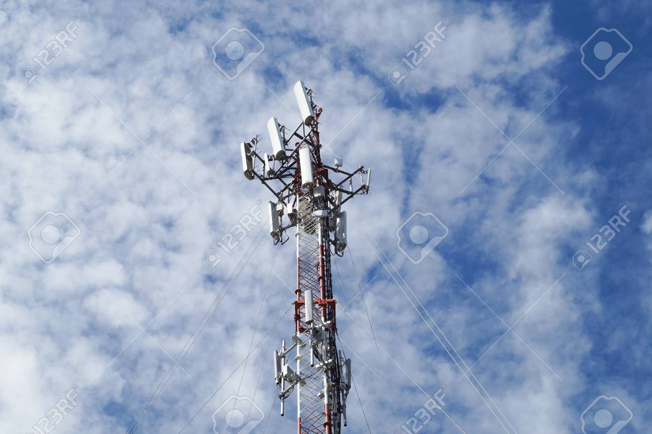 La Antena De Radiocomunicación En El Fondo Del Cielo Fotos, Retratos, Imágenes Fotografía De Archivo Libres De Derecho. Image 20354054.