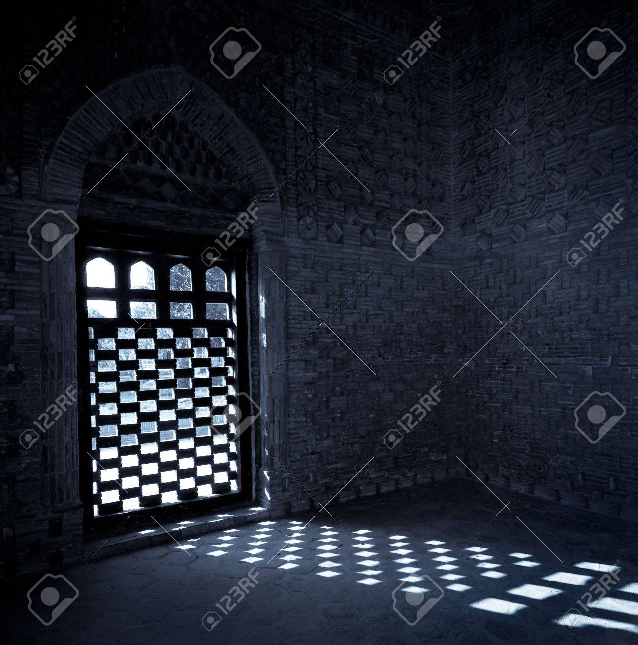 サーマーン朝の霊廟の窓からさし込む月光 の写真素材 画像素材 Image