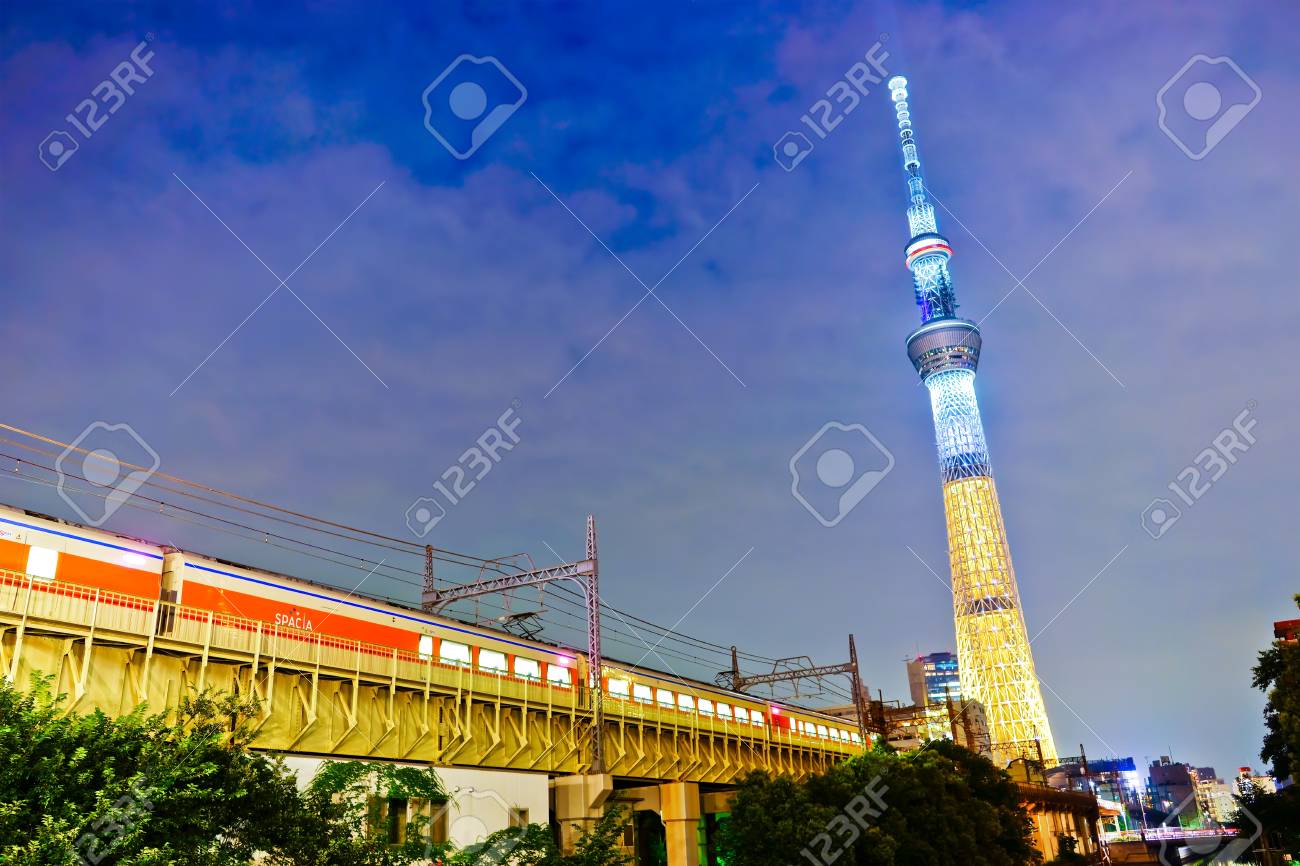 東京 日本 16 年 7 月 17 日 16 年 7 月 17 日に東京で夜に鉄道の通過する列車と東京スカイツリーのビュー の写真素材 画像素材 Image