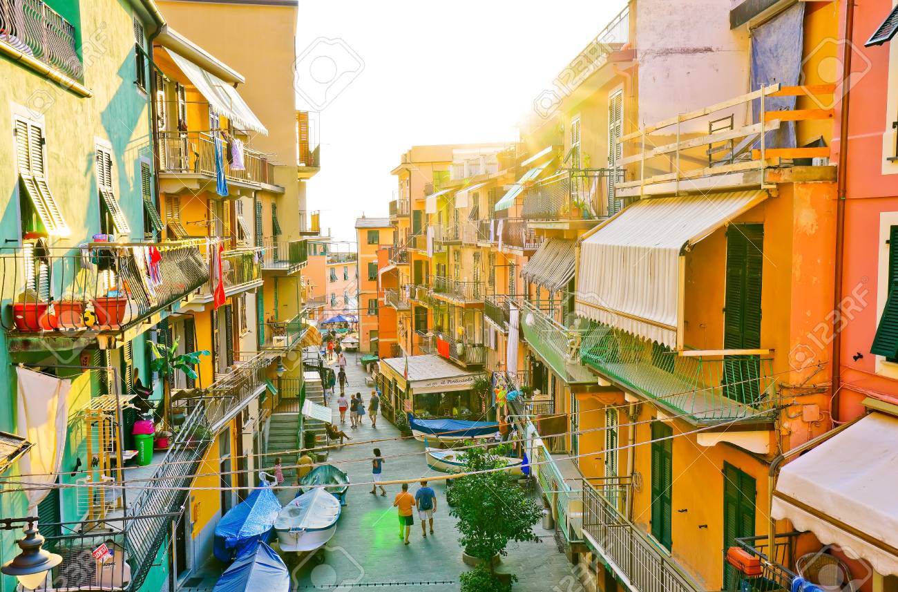 Manarola イタリア 16 年 9 月 8 日 16 年 9 月 8 日にイタリア Manarola の日没でカラフルな家のビュー Manarola は 5 つの有名なチンクエテッレの村のひとつです の写真素材 画像素材 Image