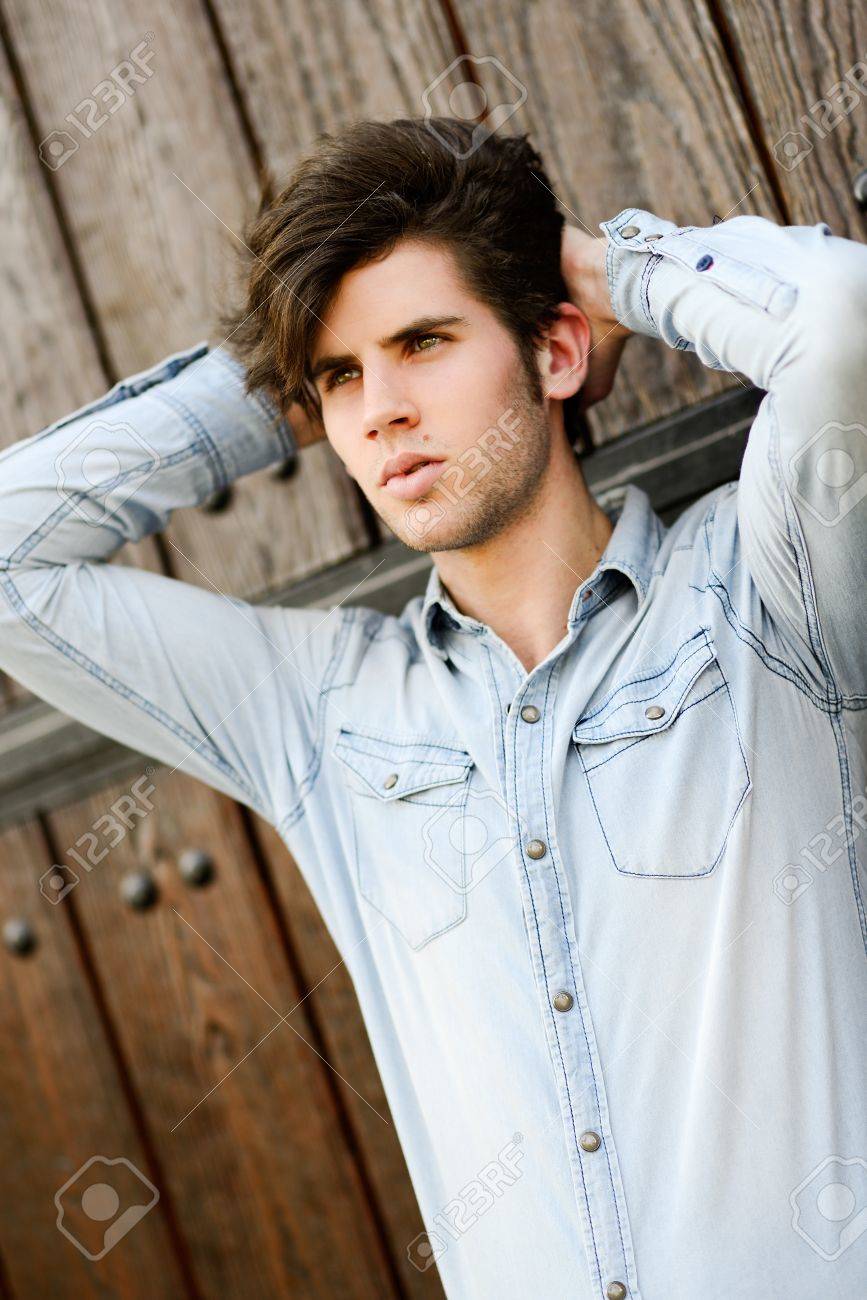 若いハンサムな男 都市の背景にモダンなヘアスタイルとファッションのモデルの肖像 の写真素材 画像素材 Image