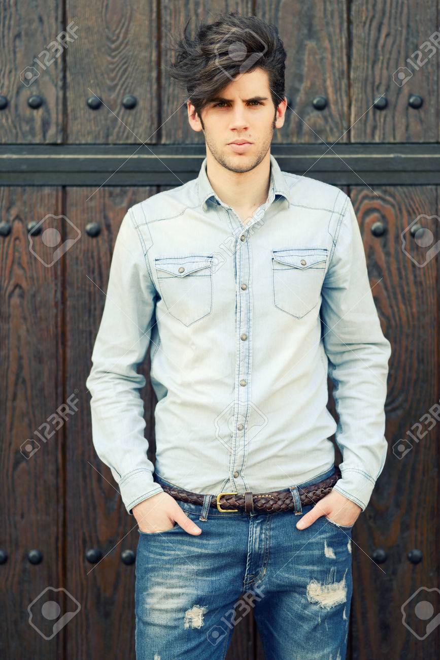 若いハンサムな男が 近代的な髪型とファッションのモデルの肖像画 の写真素材 画像素材 Image