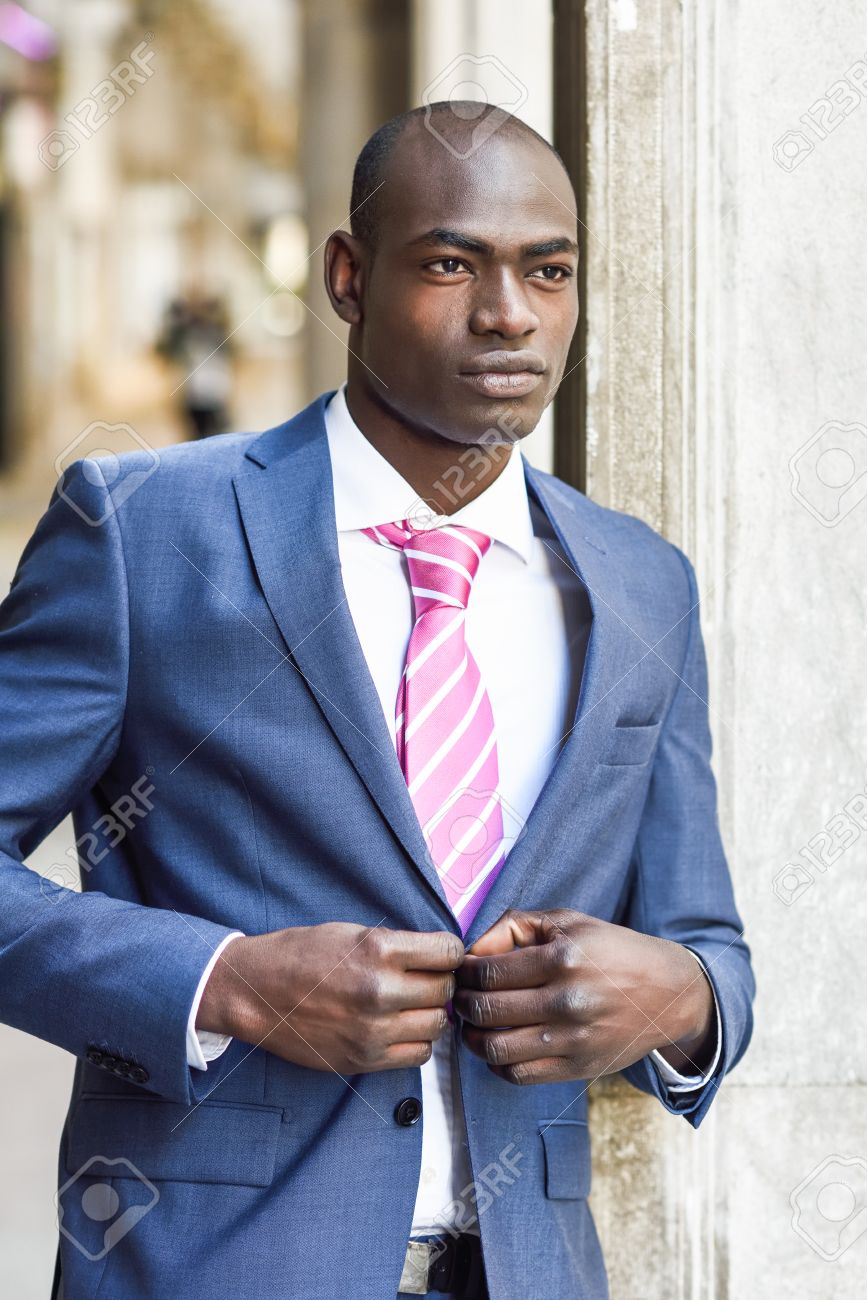 都市の背景にスーツを着てハンサムな黒人男性の肖像画 の写真素材 画像素材 Image