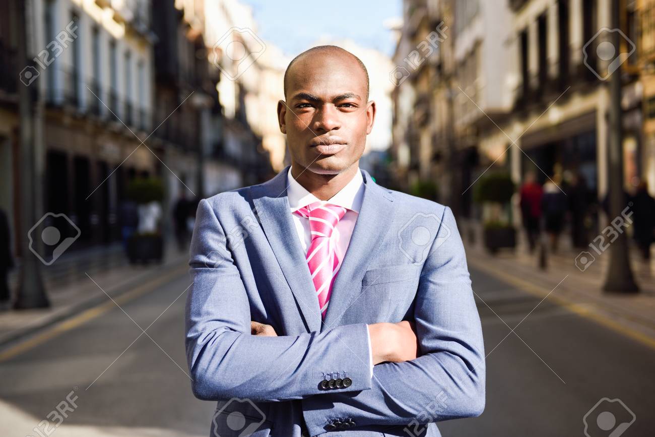 都市の背景にスーツを着てハンサムな黒人男性の肖像画 の写真素材 画像素材 Image