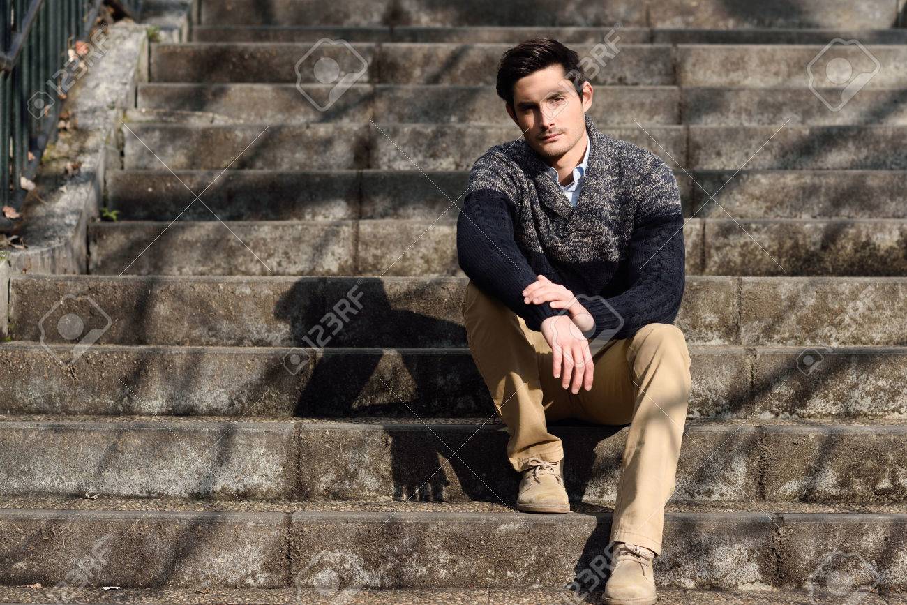 若いハンサムな男 モデル 階段の上に座ってモダンなヘアスタイルとファッションのカジュアルな服を着ての肖像画 の写真素材 画像素材 Image