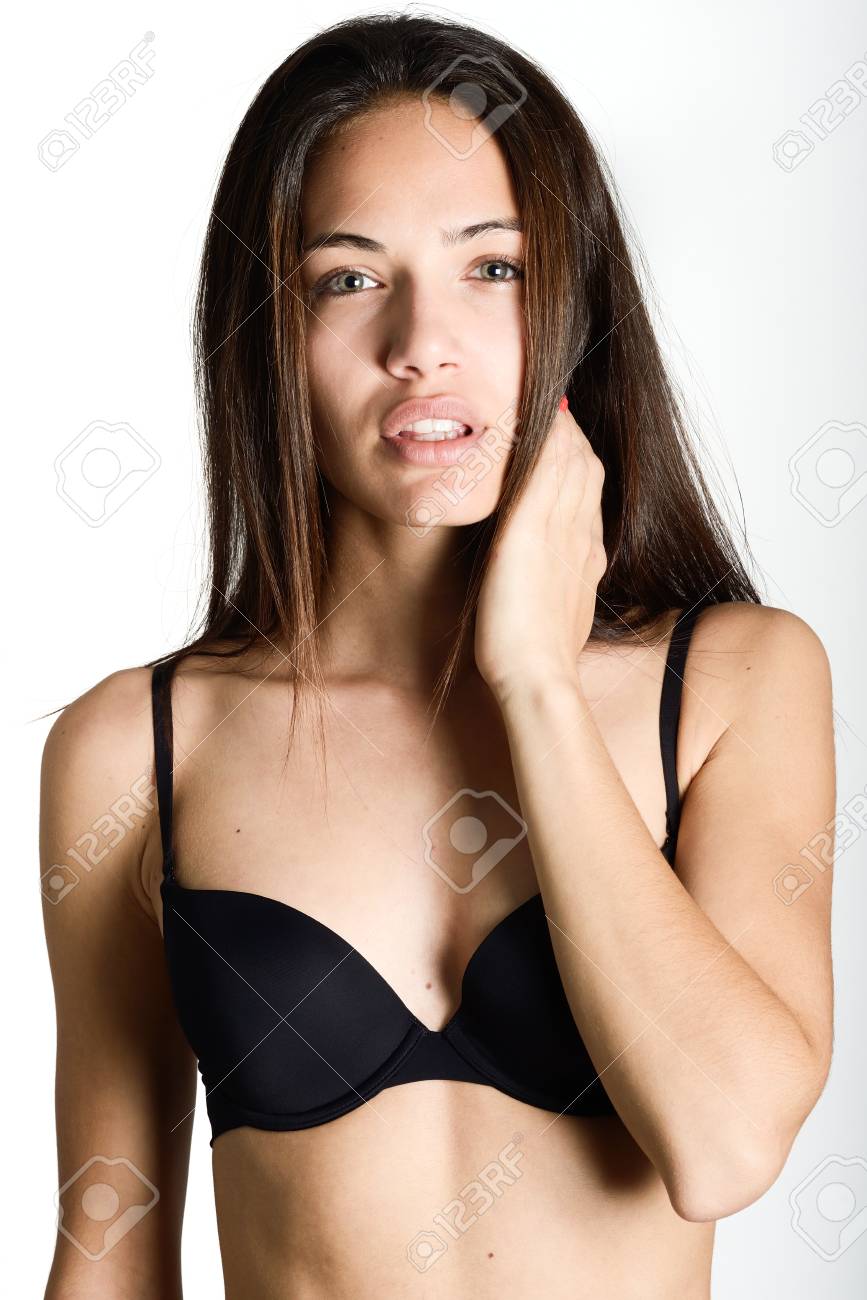 Belle Jeune Femme Sans Maquillage Belle Fille Aux Yeux Verts Modele De Mode Portant Un Soutien Gorge Noir Sur Fond Blanc Banque D Images Et Photos Libres De Droits Image 52011710
