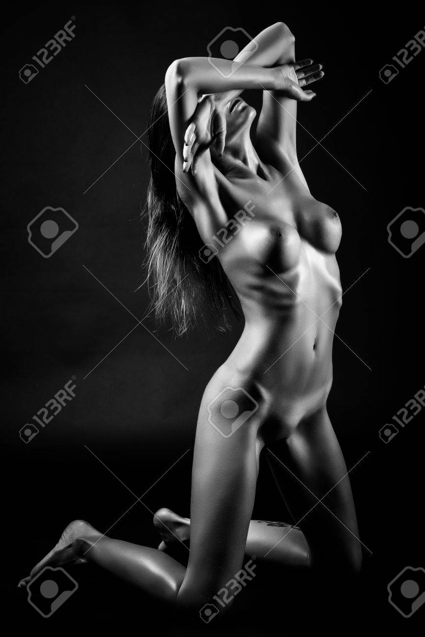 Joven Mujer Desnuda Posando Sobre Fondo Negro. Piel Perfecta. Fotografía En  Blanco Y Negro Fotos, retratos, imágenes y fotografía de archivo libres de  derecho. Image 65876593