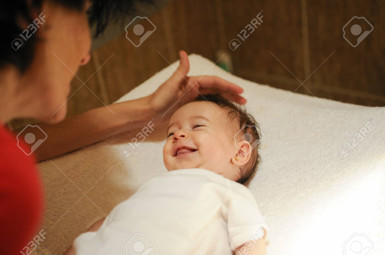 Bebe Dos Meses De Edad Sonriendo A Su Madre En Casa Fotos Retratos Imagenes Y Fotografia De Archivo Libres De Derecho Image