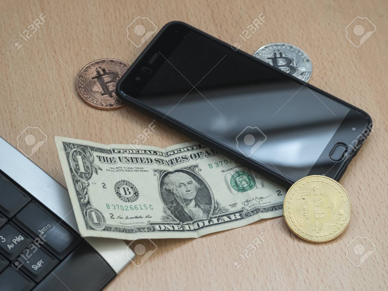 2비트코인과 1달러 모바일 및 키보드 비즈니스 문제 로열티 무료 사진, 그림, 이미지 그리고 스톡포토그래피. Image 100841309