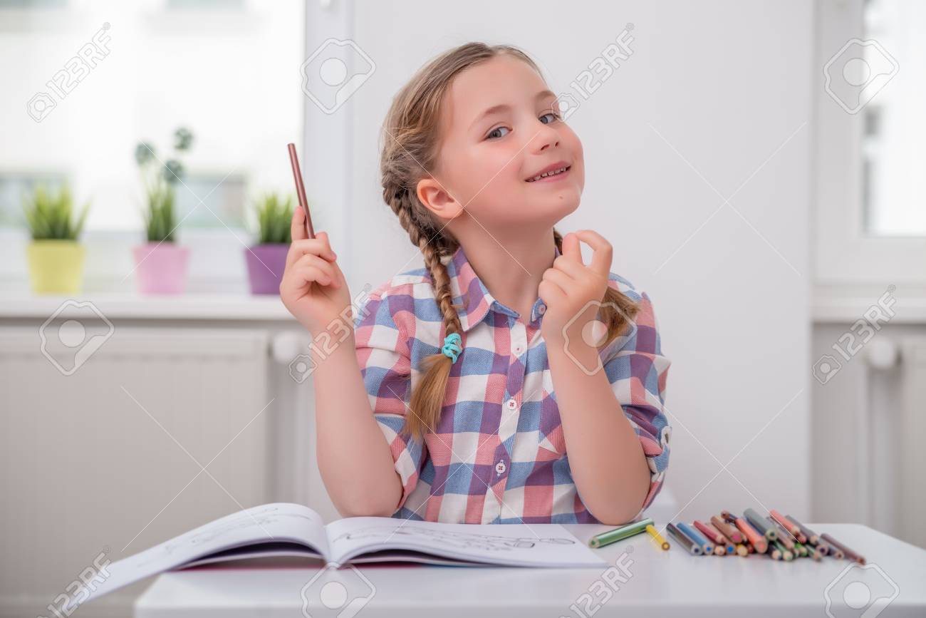 Kleines Madchen Spielen Schule Zu Hause Lizenzfreie Fotos Bilder