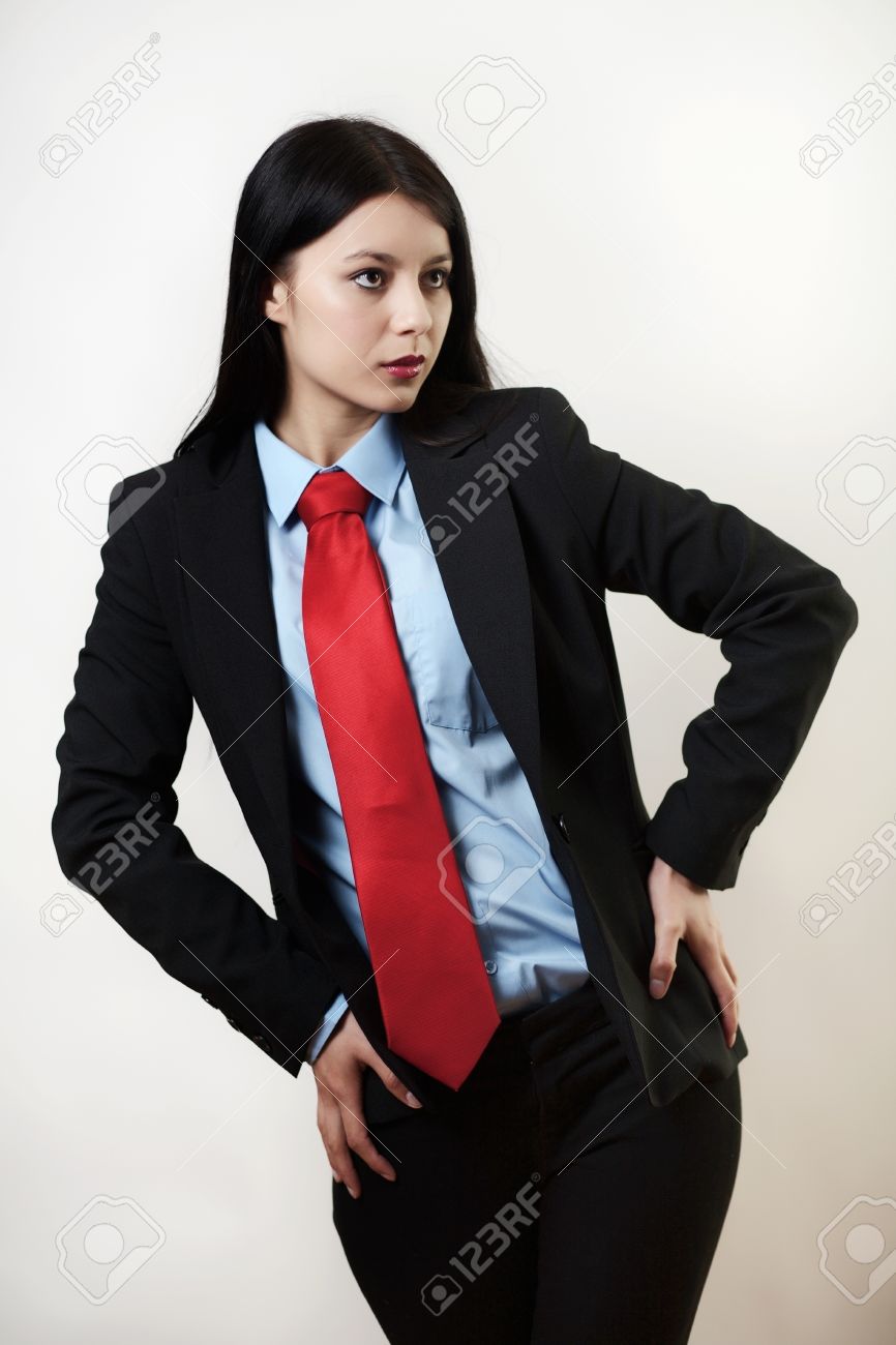 若い女性は人のスーツとネクタイで着飾った の写真素材 画像素材 Image