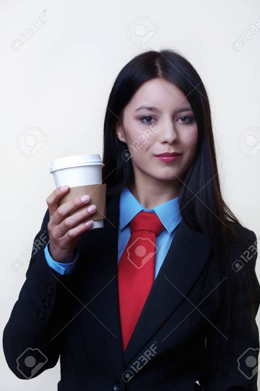 若い女性を着た男のスーツとネクタイ紙のコーヒー カップを保持しています の写真素材 画像素材 Image
