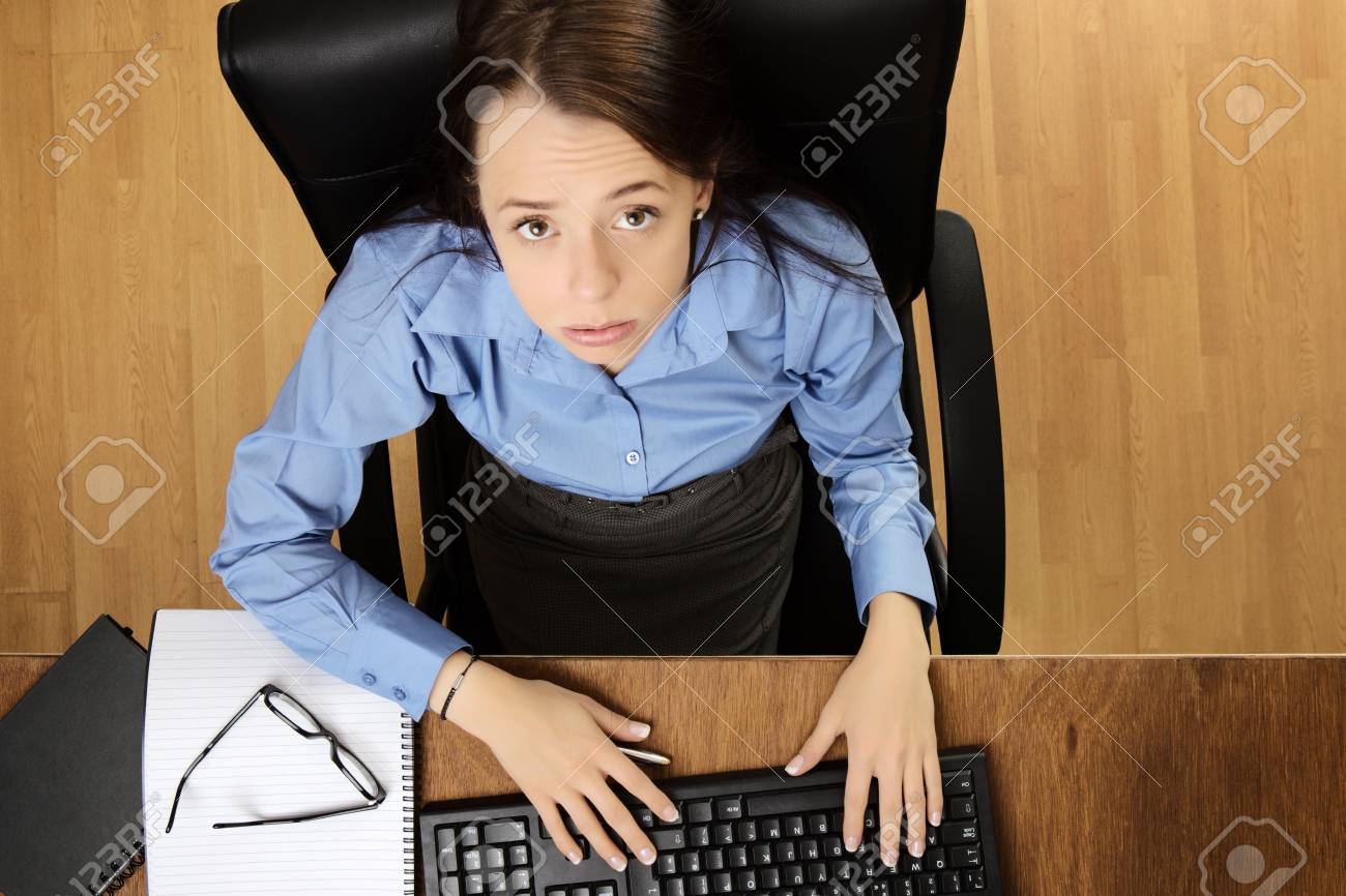 Frau Arbeitet Hart An Ihrem Schreibtisch Es War Ein Langer Tag Und Sie Fuhlt Sich Ausgelaugt Aus Der Vogelperspektive Lizenzfreie Fotos Bilder Und Stock Fotografie Image 33147583