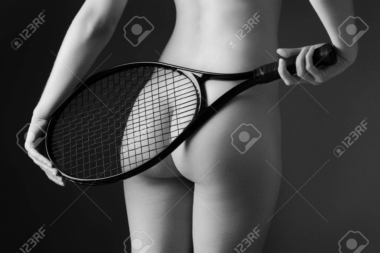 Frau Nackt Bum Mit Ihren Armen An Ihrer Seite Mit Einem Tennisschläger  Lizenzfreie Fotos, Bilder und Stock Fotografie. Image 33542883.