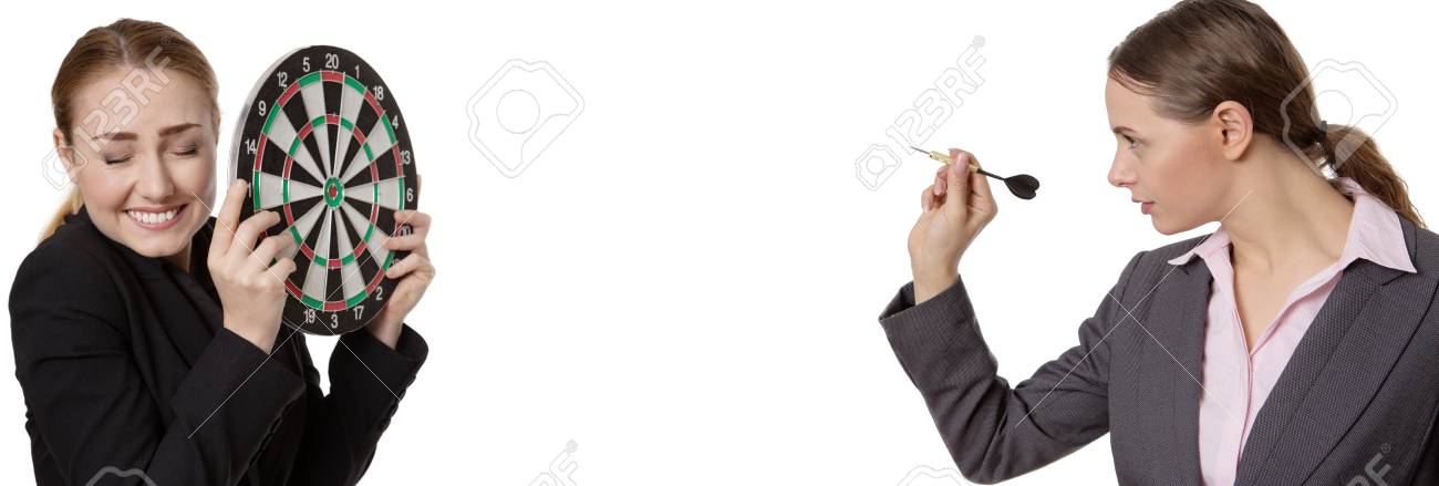 ダーツボードと 1 つを保持する 2 つのビジネスの女性は ダーツを投げること の写真素材 画像素材 Image
