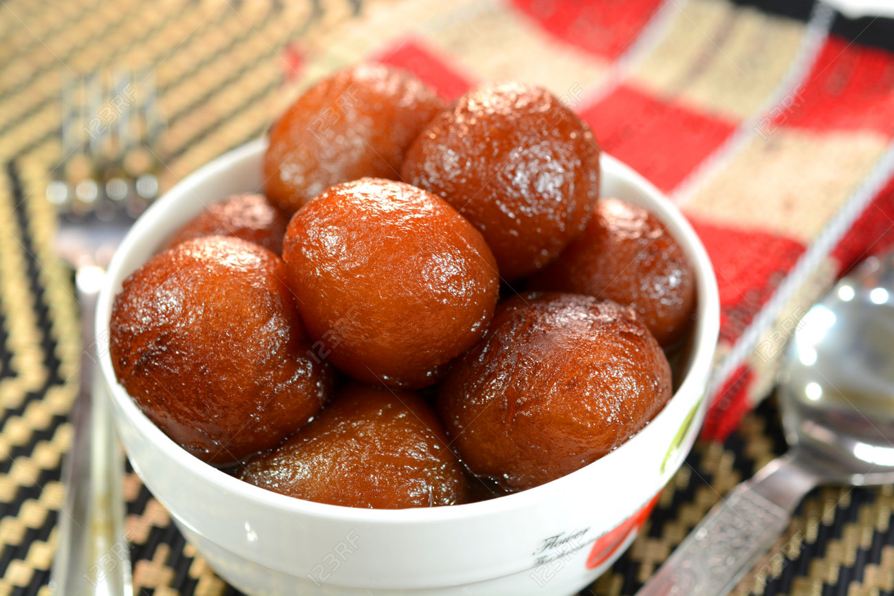 Gulab Jamun Ist Ein Indisches Dessert Aus Kondensmilchballchen Und Zucker Sie Werden Gebraten Und In Zuckersirup Eingeweicht Es Ist Eine Beliebte Indische Sussspeise Die Wahrend Des Indischen Festivals Diwali Zubereitet Wird Lizenzfreie