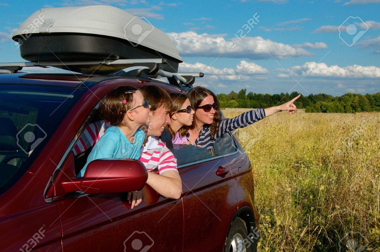 家族での休暇 幸せな親 子供車旅行旅行 楽しみだし 車保険のコンセプト の写真素材 画像素材 Image