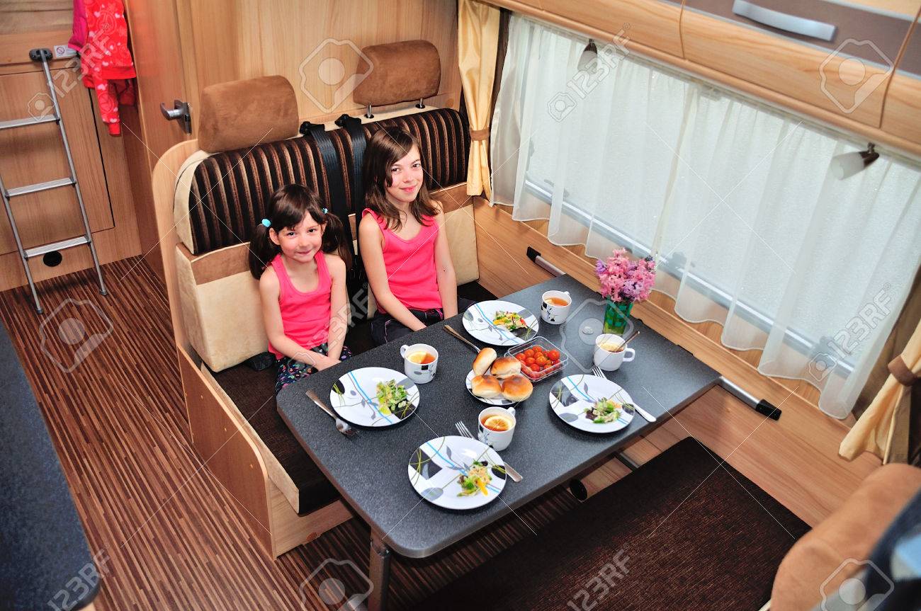 Familienurlaub, RV Urlaubsreise, Glücklich Lächelnde Kinder Reisen ... Familienurlaub, RV Urlaubsreise, Glücklich Lächelnde Kinder Reisen ...