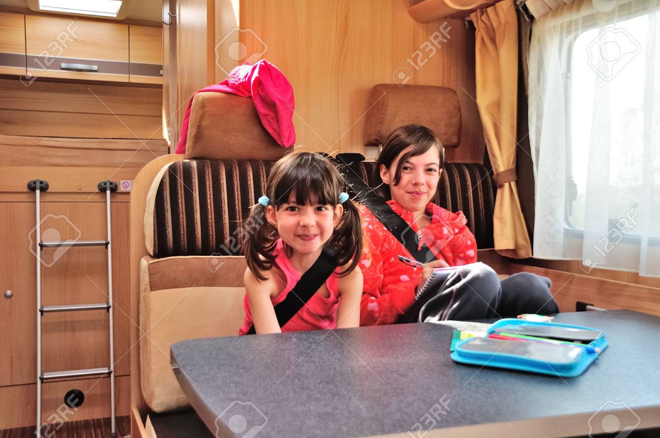 Familienurlaub RV Urlaubsreise, Glücklich Lächelnde Kinder Reisen ... Familienurlaub RV Urlaubsreise, Glücklich Lächelnde Kinder Reisen ...