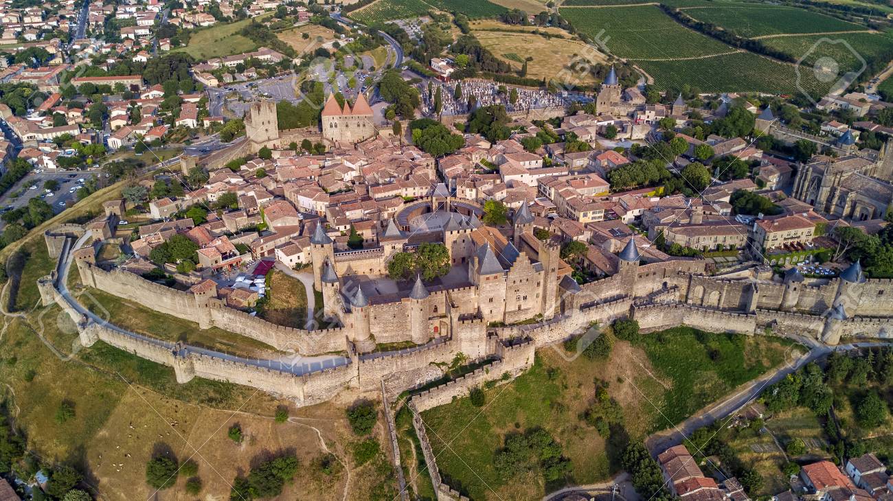 上 南部フランスからカルカソンヌの中世都市および要塞城の空中のトップ ビュー の写真素材 画像素材 Image