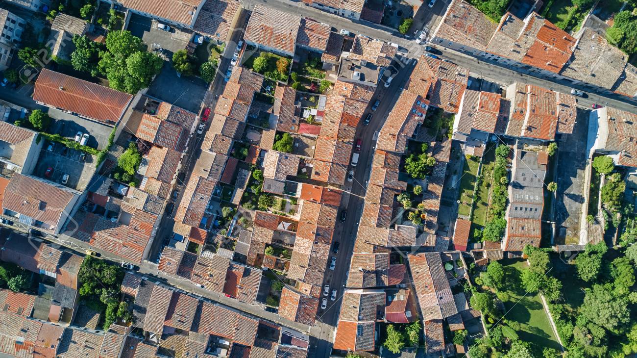 住宅街の空中上から見る住宅屋根と上 中世の町背景から街 の写真素材 画像素材 Image