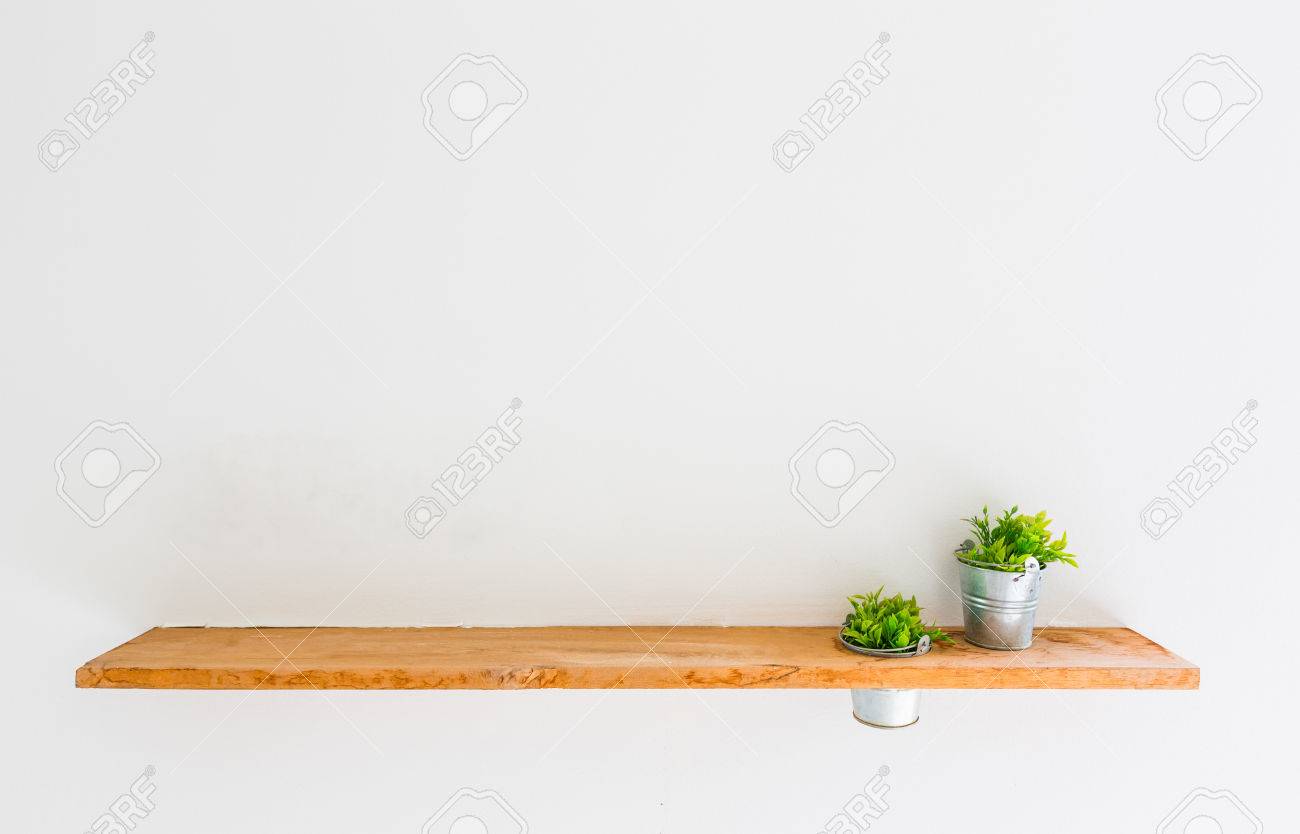 緑の植物で白い壁に木製の棚 の写真素材 画像素材 Image 緑の植物で白い壁に木製の棚 の写真素材 画像素材 Image