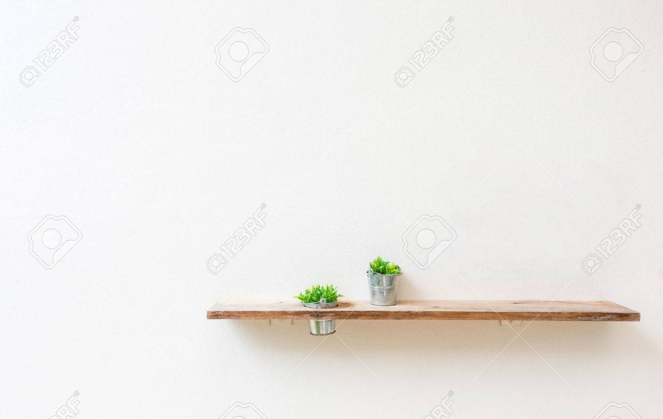 緑の植物で白い壁に木製の棚 の写真素材 画像素材 Image 緑の植物で白い壁に木製の棚 の写真素材 画像素材 Image