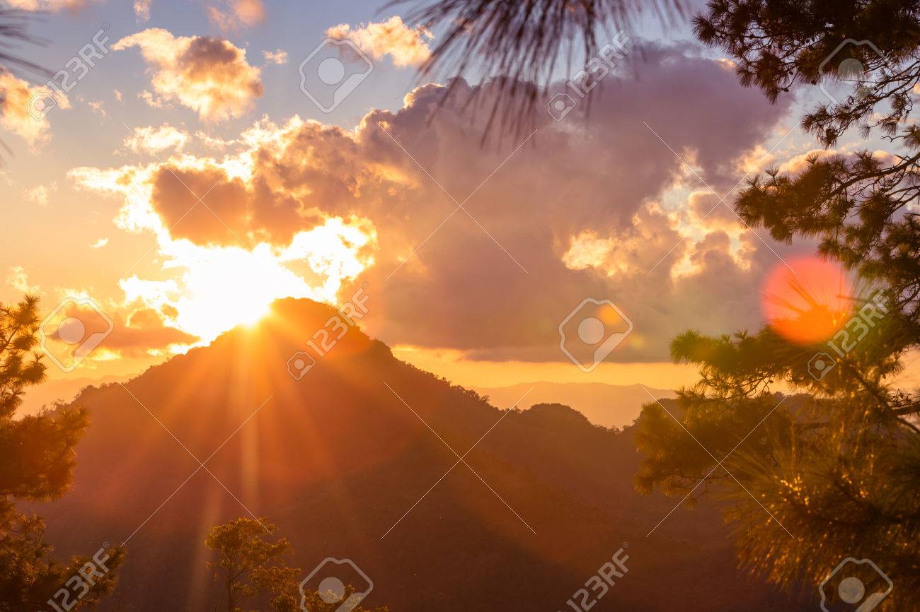 山の夕焼けの美しい夏の風景。の写真素材・画像素材 Image 69747645