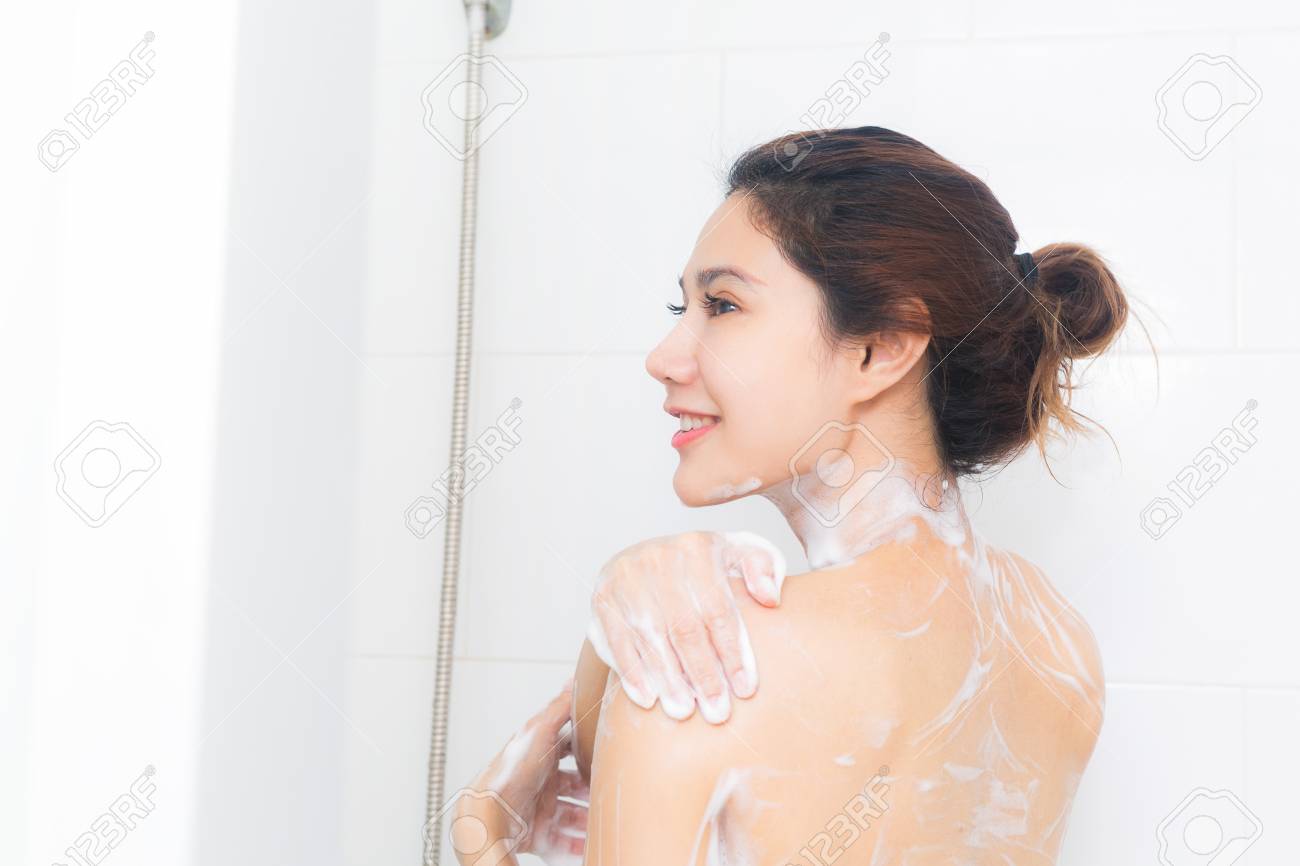 Frau Unter Der Dusche Geniessen Wasser Spritzt Auf Sie Tiefenscharfe Lizenzfreie Fotos Bilder Und Stock Fotografie Image 88859242