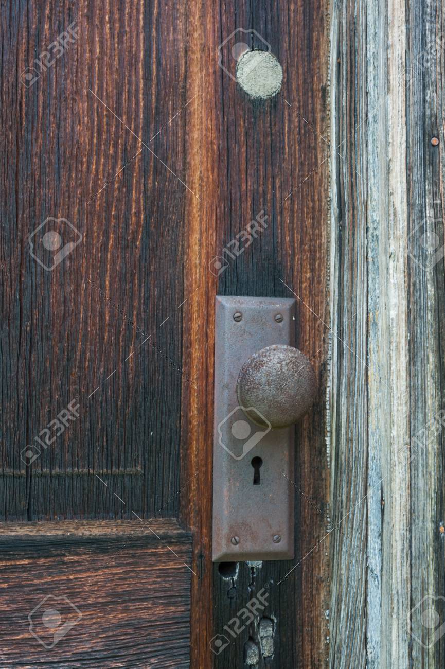 Porta Velha Com O Botao De Porta Oxidado Fotos Retratos Imagenes Y Fotografia De Archivo Libres De Derecho Image 77650439