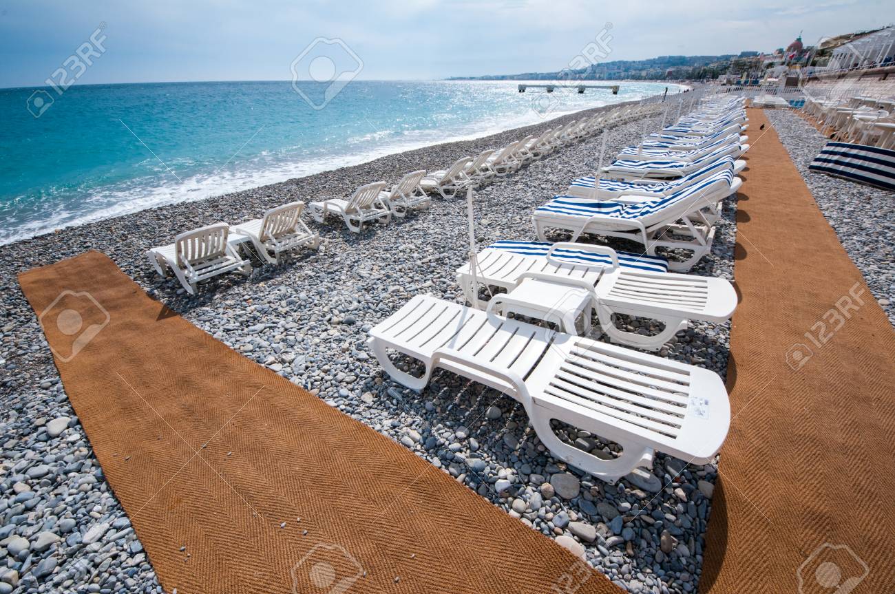 Clubes de playa a lo largo de Paseo de los Ingleses alquilan sillas por el día o cada hora para el público. Clubes de playa a lo largo de Paseo de los Ingleses alquilan sillas por el día o cada hora para el público.