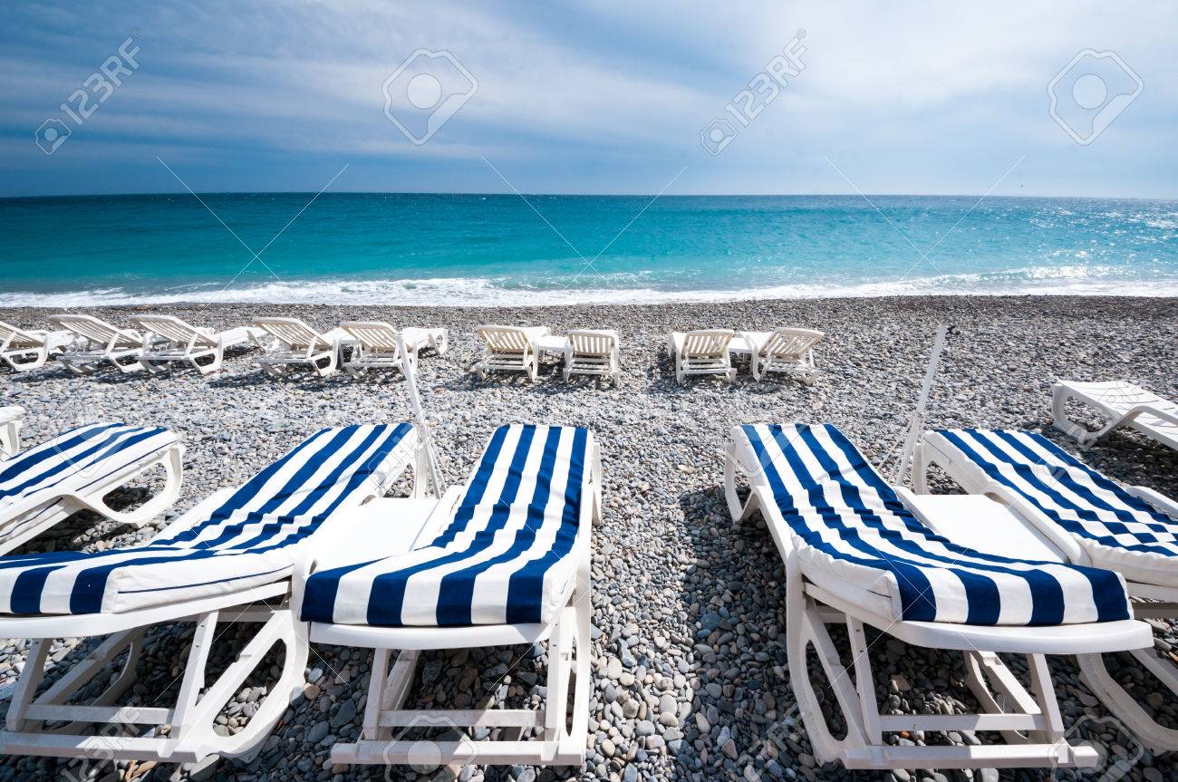 Clubes de playa a lo largo de Paseo de los Ingleses alquilan sillas por el día o cada hora para el público. Clubes de playa a lo largo de Paseo de los Ingleses alquilan sillas por el día o cada hora para el público.