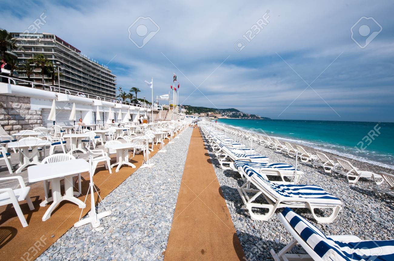 Clubes de playa a lo largo de Paseo de los Ingleses alquilan sillas por el día o cada hora para el público. Clubes de playa a lo largo de Paseo de los Ingleses alquilan sillas por el día o cada hora para el público.