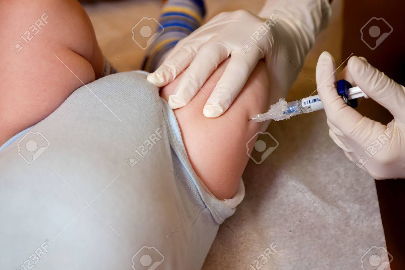 Un Bebe De Six Mois Garcon Faire Vacciner Dans Sa Cuisse L Infirmiere Praticienne Serre La Jambe Legerement L Aiguille Passe Dans La Jambe Du Bebe Banque D Images Et Photos Libres De Droits Image