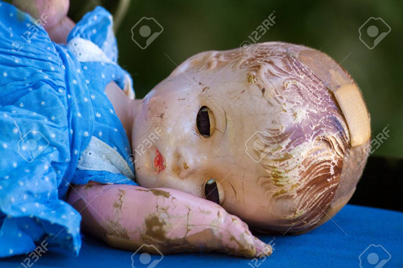 壊れた 割れたアンティーク人形は 目を閉じて 彼女の頭の石膏を産みます の写真素材 画像素材 Image 63903742