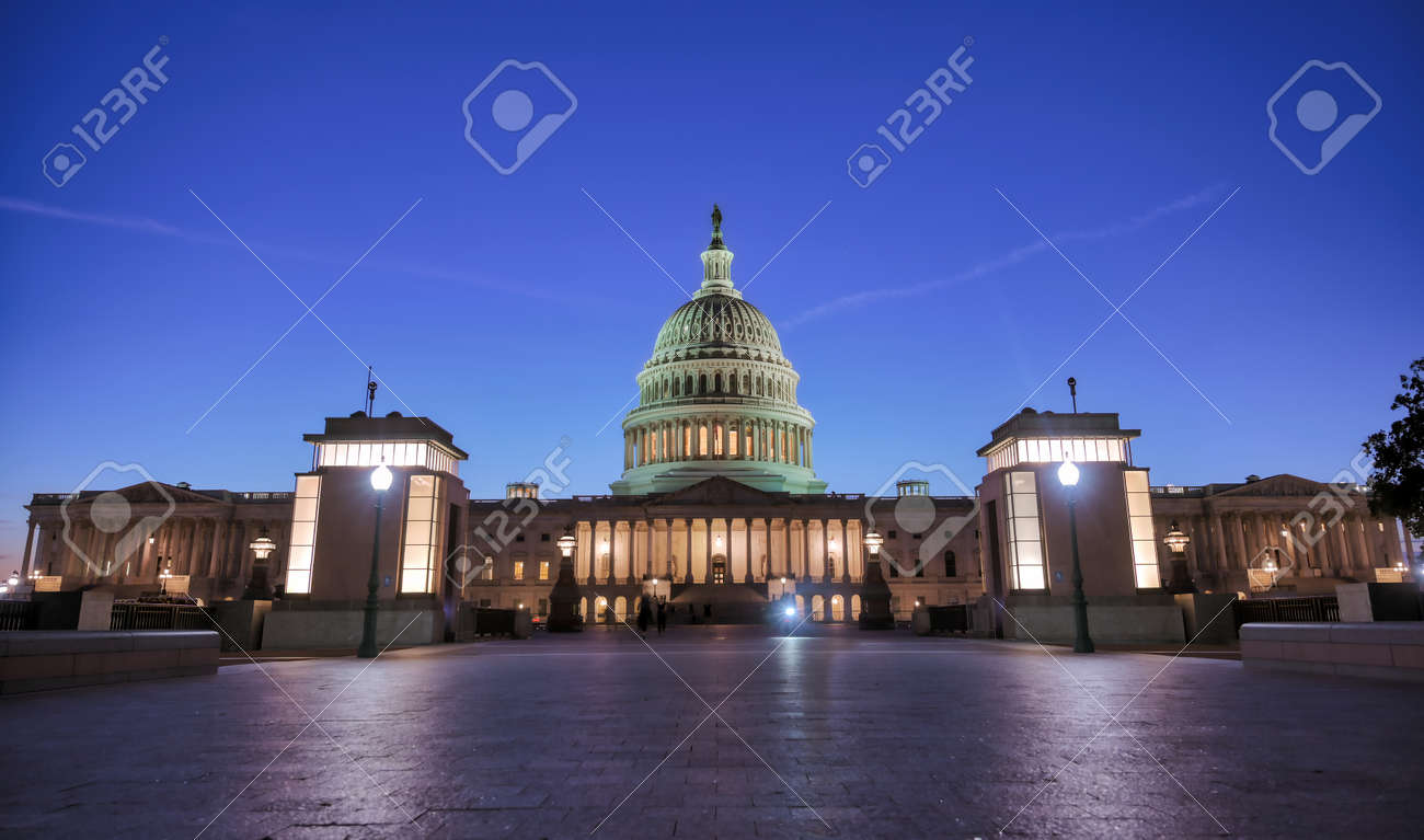 미국 국회의사당은 워싱턴 DC의 내셔널 몰 동쪽 끝에 있는 캐피톨 힐에 위치한 미국 의회의 만남의 장소입니다. 로열티 무료 사진,  그림, 이미지 그리고 스톡포토그래피. Image 176106370