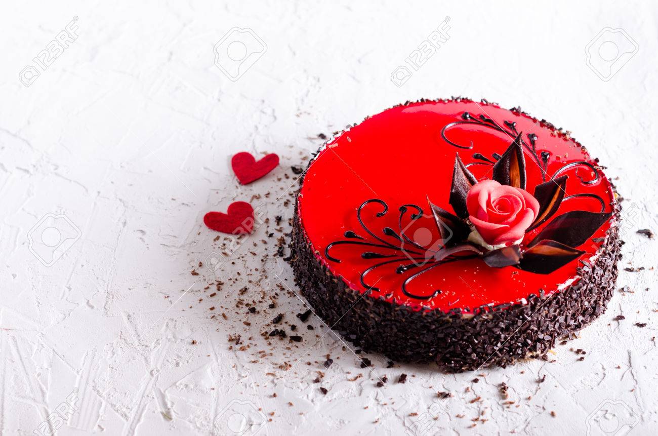 Gateau Rouge A La Rose Deux Coeurs Sur Fond De Beton Blanc Vue De Dessus La Saint Valentin Banque D Images Et Photos Libres De Droits Image