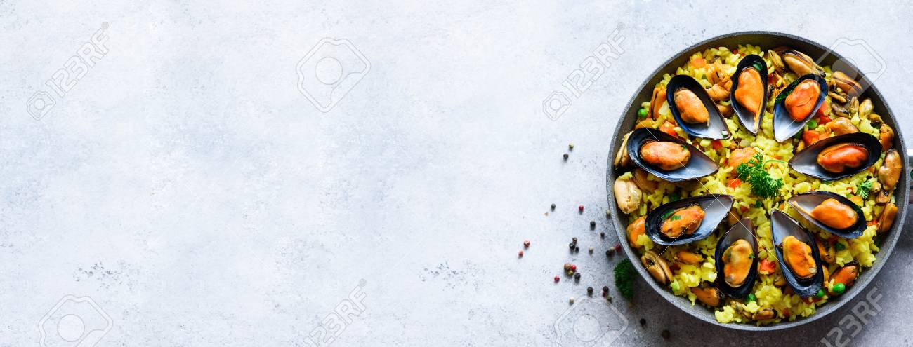 伝統的なスペイン風海鮮パエリア パン米 エンドウ豆 エビ ムール貝で 光の上でイカ灰色コンクリート背景です Copyspace トップ ビュー の写真素材 画像素材 Image