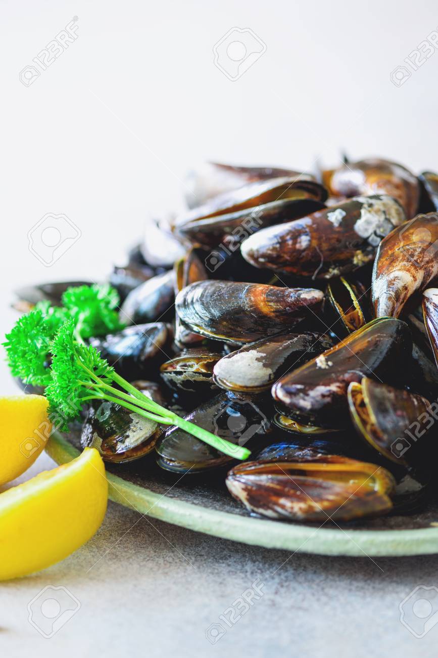 Immagini Stock Cozze Bollite Con Alghe Piante Di Mare Su Priorita Bassa Concreta Di Pietra Bianca Vista Dall Alto Copia Spazio Image