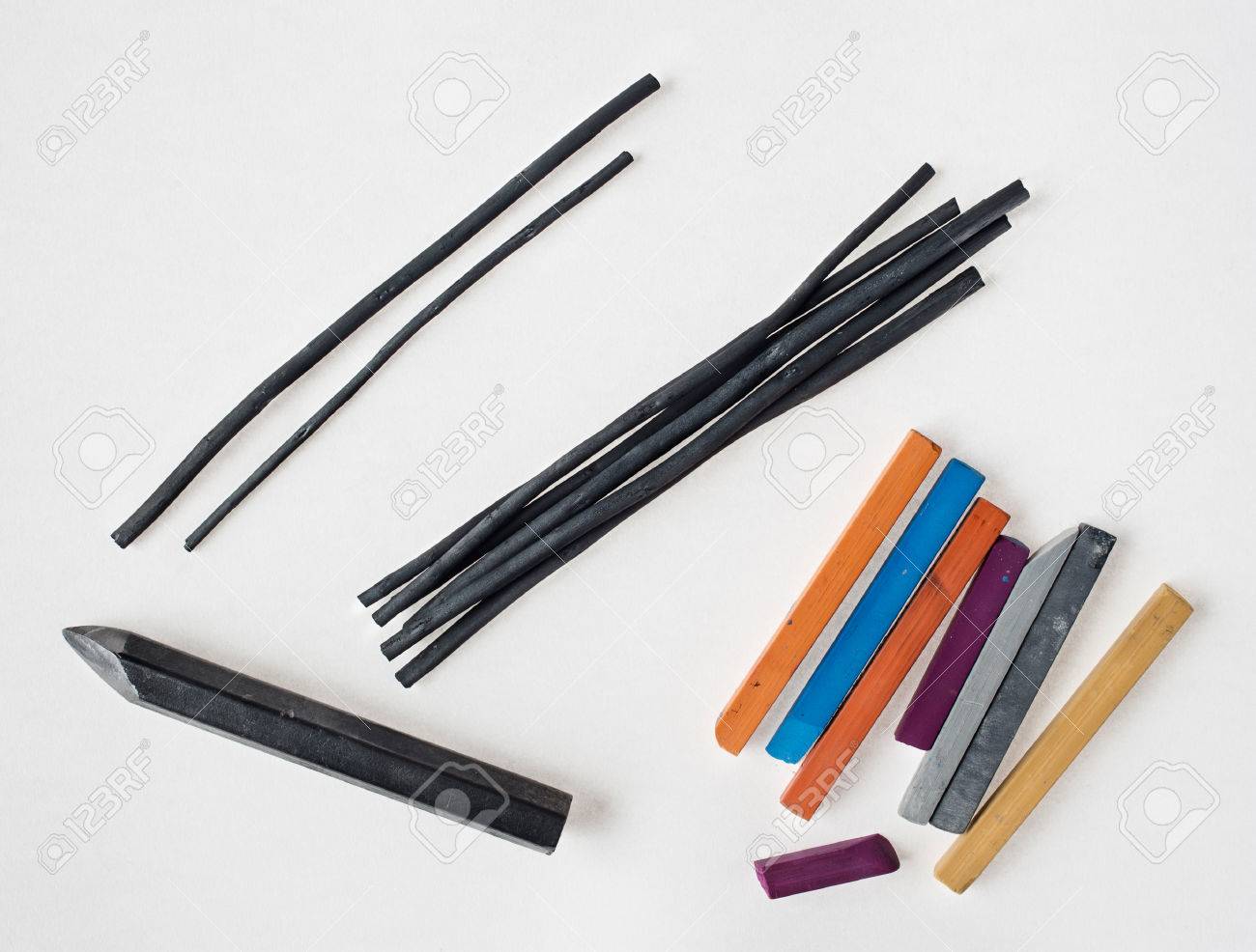 アート ツール グラファイト鉛筆 木炭 クレヨン チョーク パステル簡単のクリッピングのための白い背景の上 の写真素材 画像素材 Image 26027417