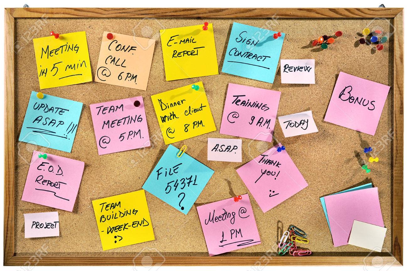 コルクのメッセージ ボード上の紙のノートに書かれた企業の言葉