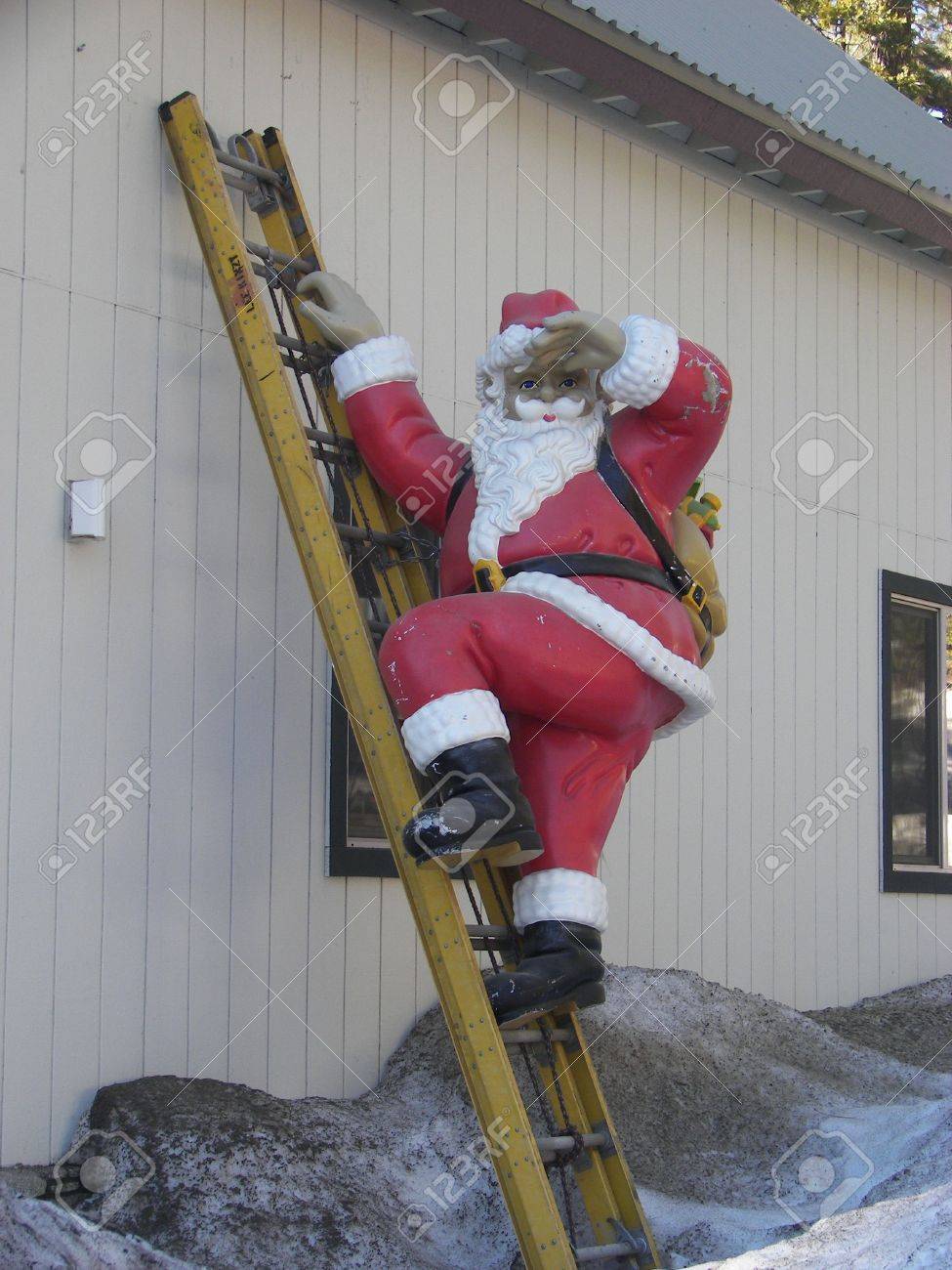 はしごをよじ登るサンタ の写真素材 画像素材 Image
