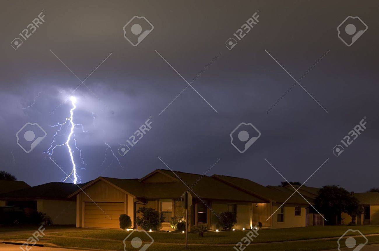 夜の家の近くに非常に落雷 の写真素材 画像素材 Image