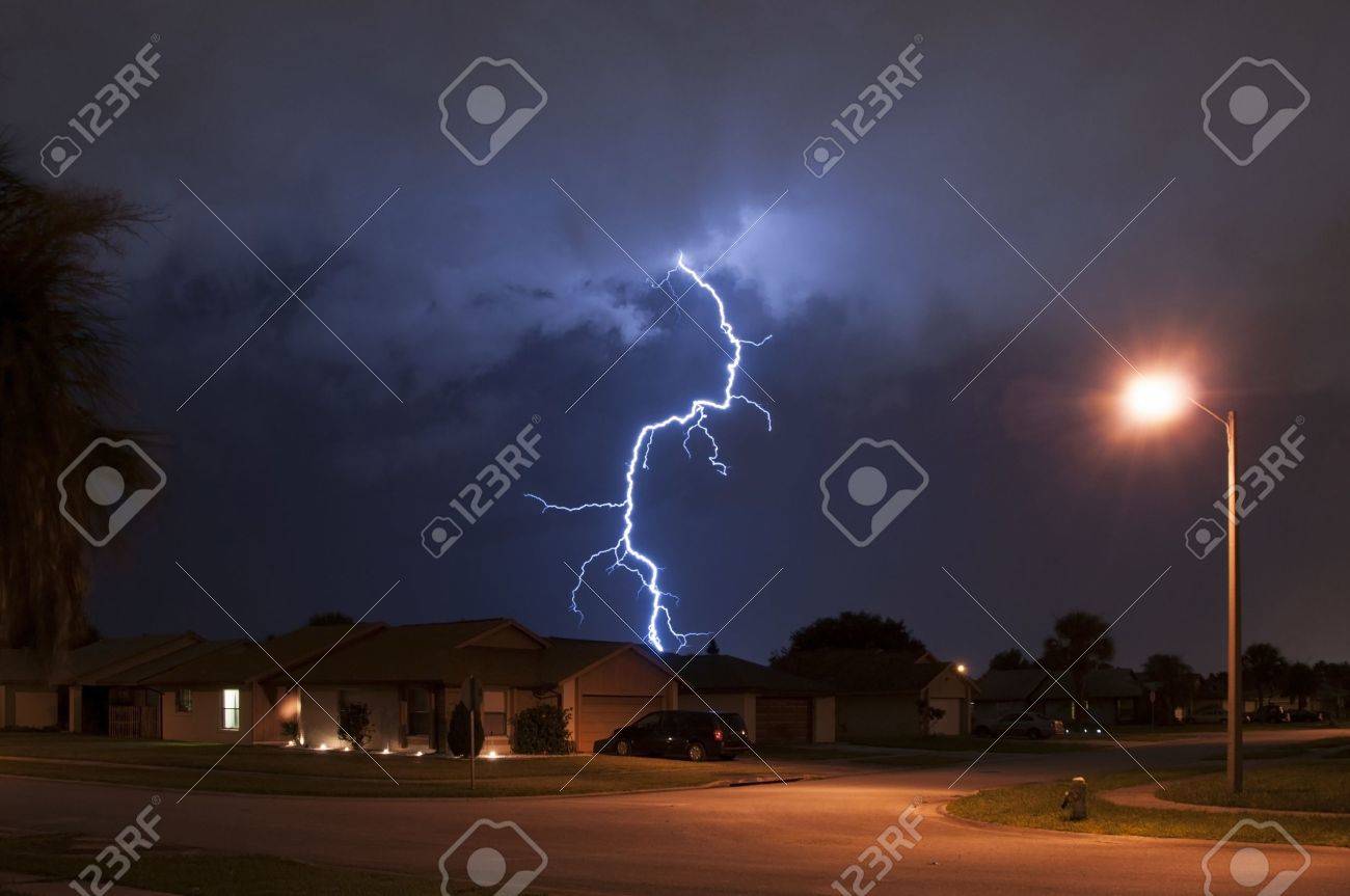 近所の家に近い非常に大規模な落雷 の写真素材 画像素材 Image