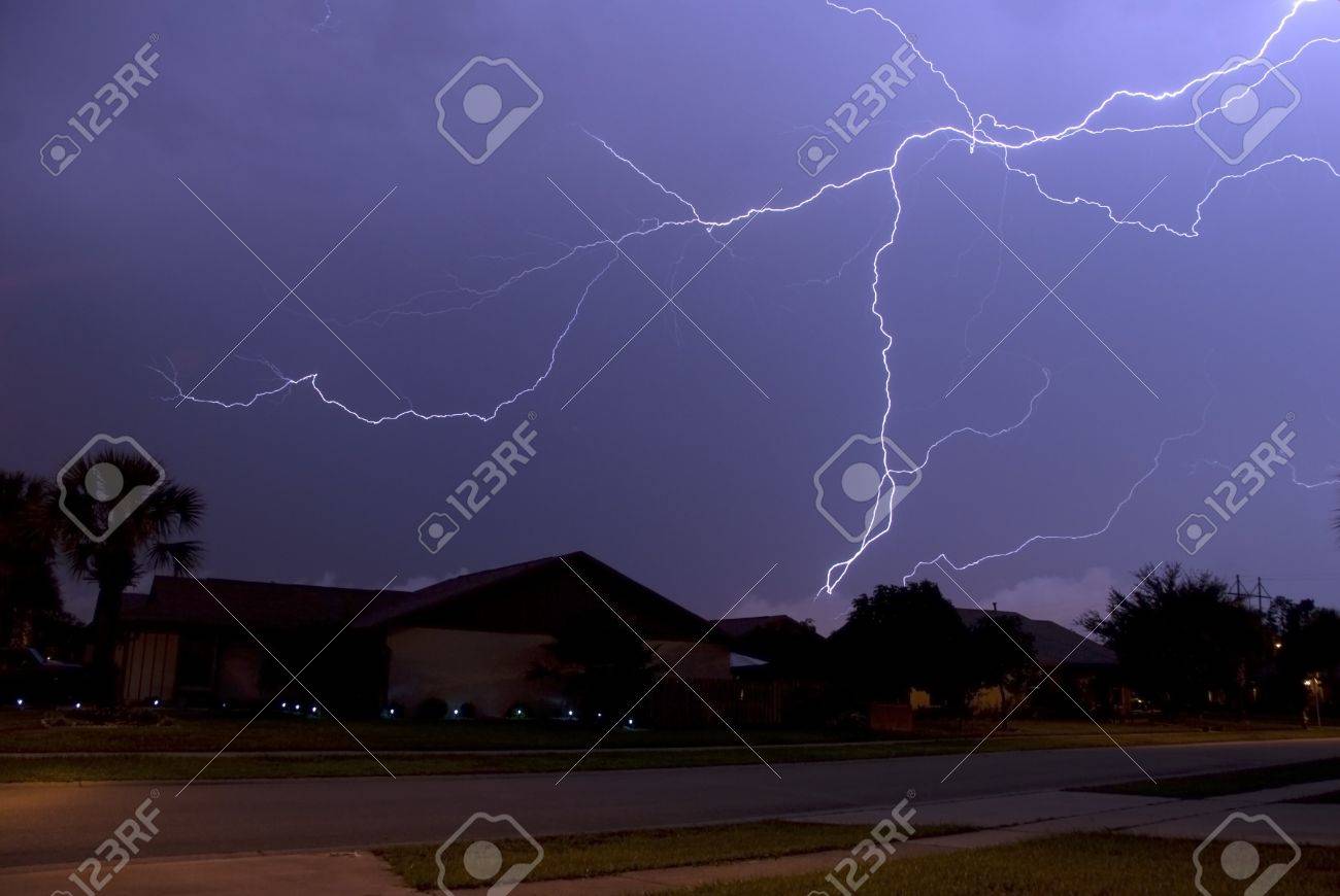 近所の家に近い非常に大規模な落雷 の写真素材 画像素材 Image