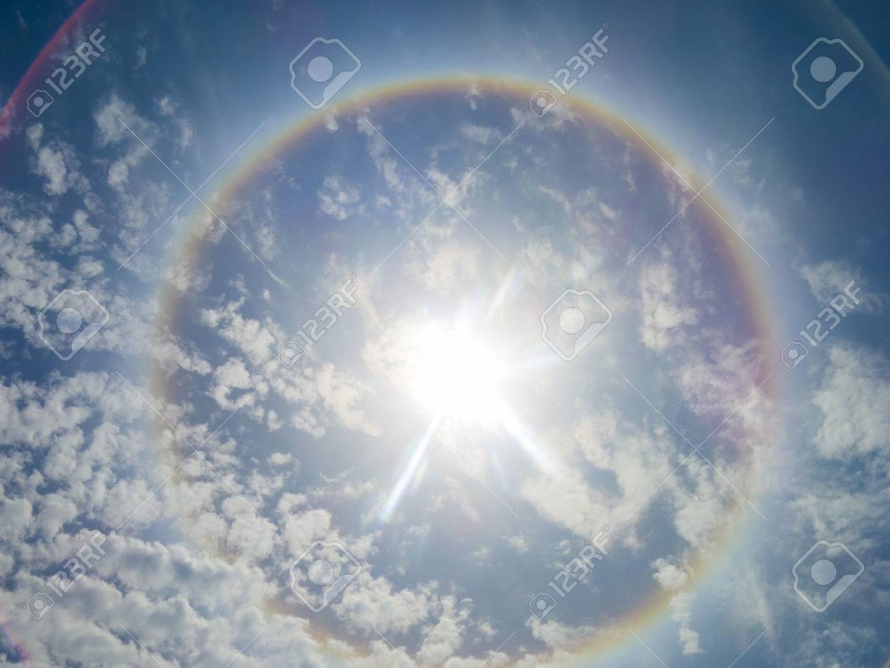 太陽の周りの大きなカラフルな虹リングによる高度氷の結晶 Sの写真素材