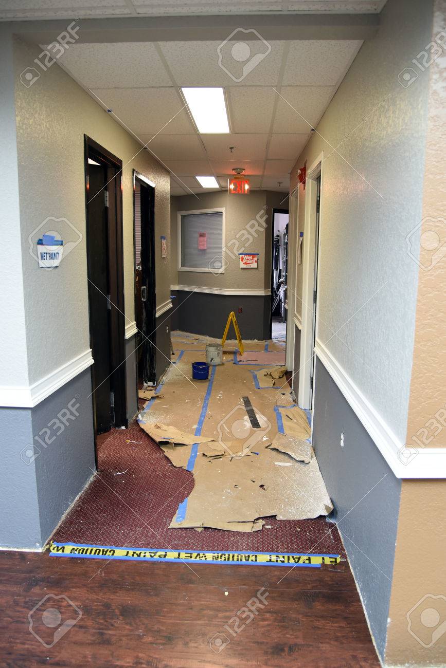 Renovar Y Volver A Pintar Paredes De Los Pasillos Del Edificio De