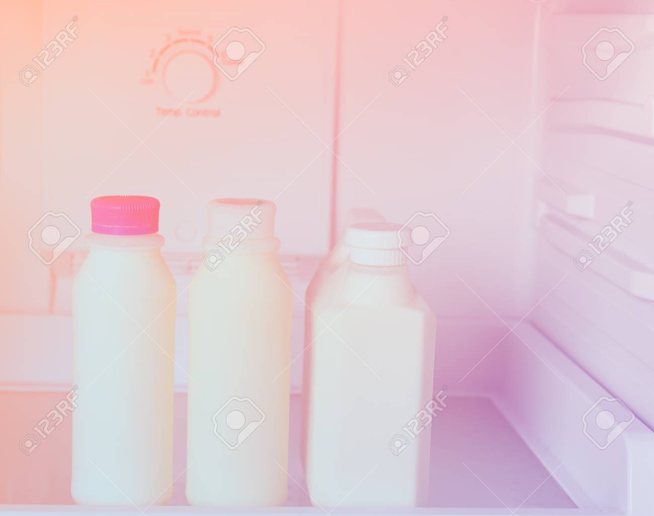 Kühlschrank Vintage : Milchflaschen im kühlschrank vintage filter effekt lizenzfreie Kühlschrank Vintage : Milchflaschen im kühlschrank vintage filter effekt lizenzfreie
